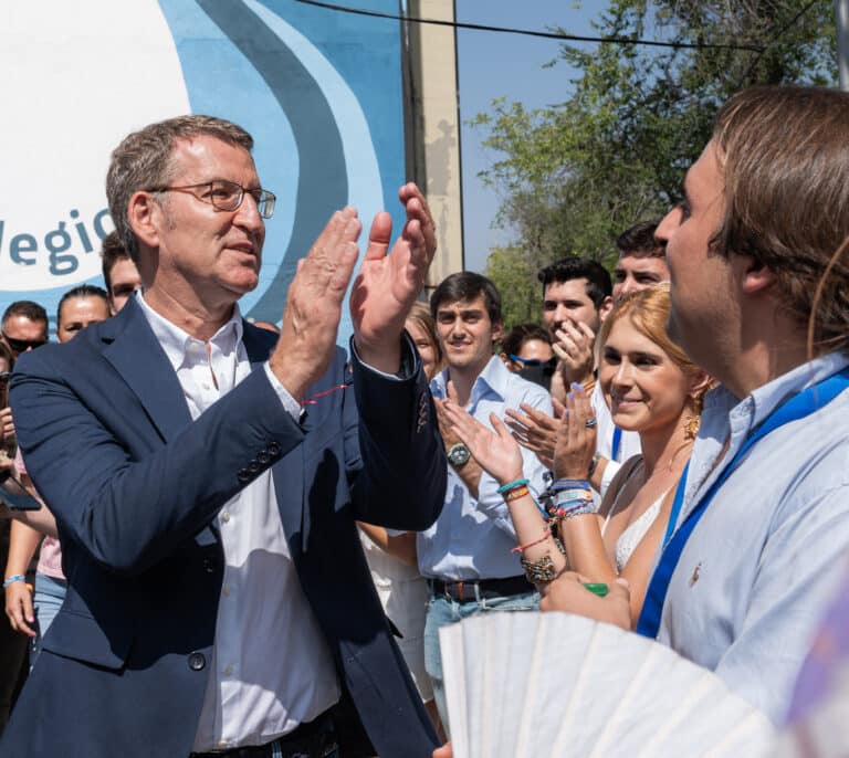 Las encuestas de televisión discrepan de si PP y Vox sumarán absoluta para gobernar