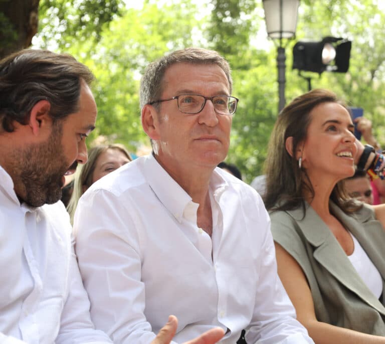 Segunda vuelta, prima de escaños o lista más votada, las 'llaves' de Feijóo para no depender de Vox