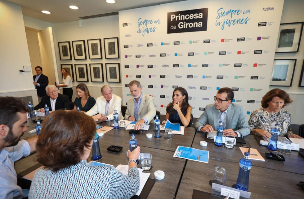 Los reyes Felipe y Letizia mantienen una reunión con los miembros del Consejo Asesor de la Fundación Princesa de Girona