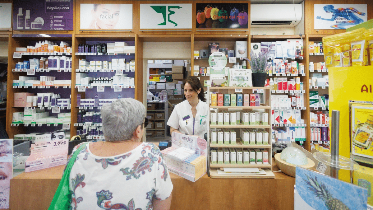Una persona sin mascarilla en una farmacia, al saber lo que dice la ley sobre la retirada de las mascarillas de los centros sanitarios