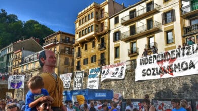 La otra 'campaña electoral' de Bildu: chupinazos, brindis y fiestas por los presos de ETA