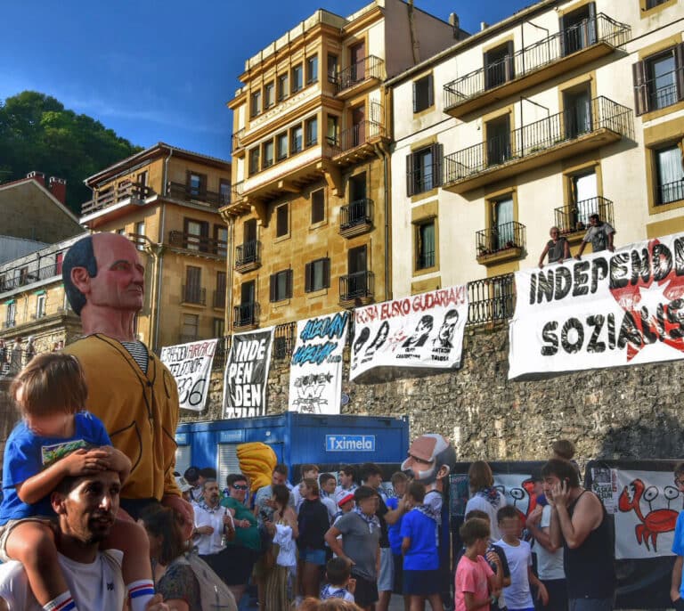 La otra 'campaña electoral' de Bildu: chupinazos, brindis y fiestas por los presos de ETA