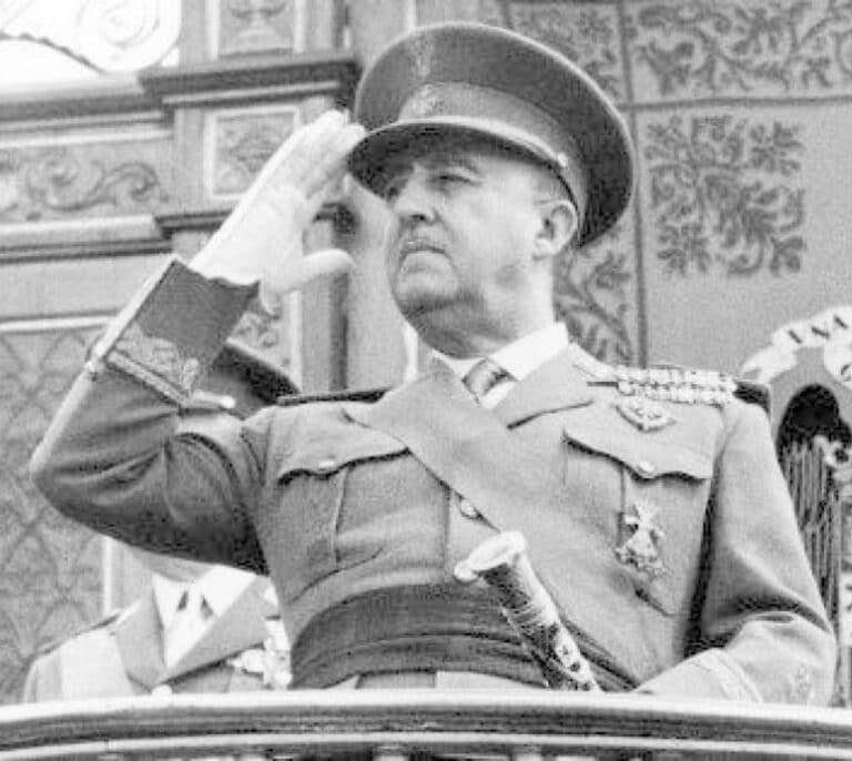 El BOE publica la retirada de las medallas del trabajo a Franco, Solís y Girón