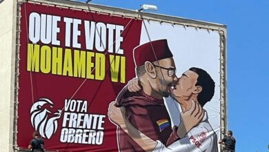 "Que te vote Mohamed VI" y el beso de Sánchez con el rey de Marruecos: la polémica lona de Frente Obrero