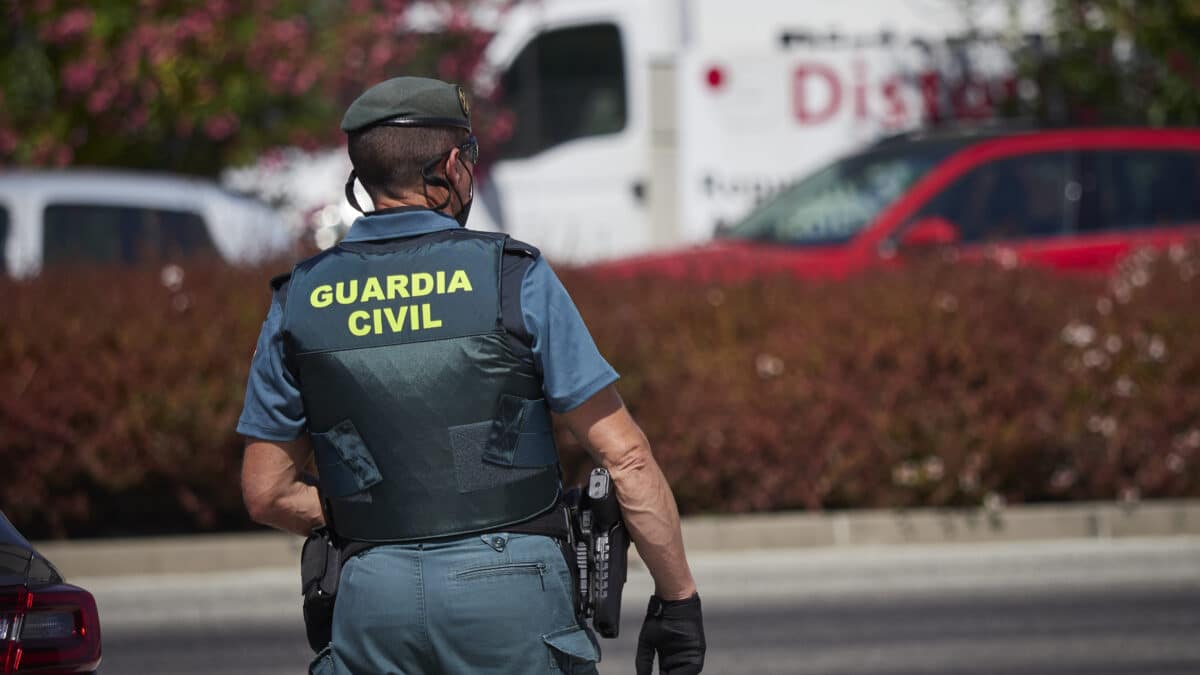 Un guardia civil, durante la visita de la ministra de Educación y la presidenta del Gobierno de Navarra