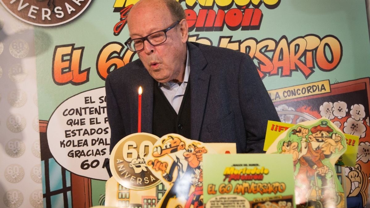 El ilustrador Francisco Ibáñez con su cómic de Mortadelo y Filemón