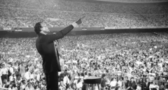 "America's next lover": el año que Julio Iglesias conquistó Estados Unidos