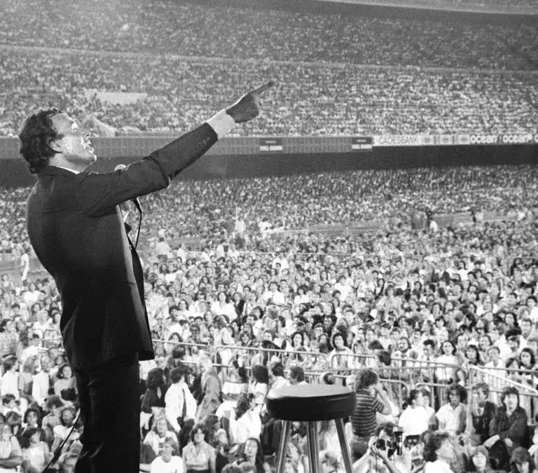 "America's next lover": el año que Julio Iglesias conquistó Estados Unidos