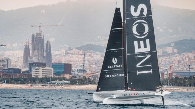 El equipo INEOS Britannia de la Copa América ya navega en las aguas de Barcelona
