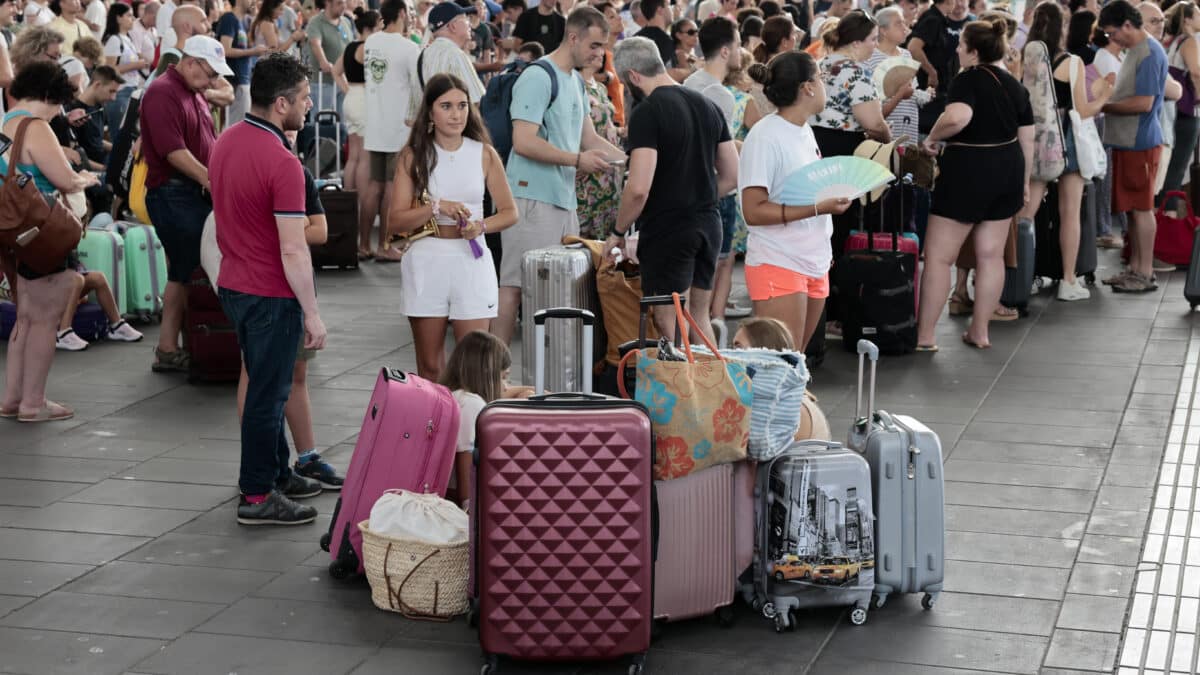 Un gran número de personas aguarda al restablecimiento del tráfico ferroviario en la estación Joaquín Sorolla debido a que la circulación de trenes de entrada y salida de València esta suspendida desde primera hora