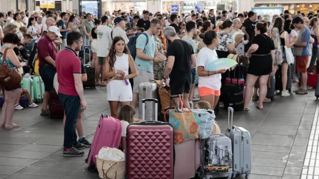 Suspendida la circulación de trenes entre Valencia y Madrid por un incendio en una arqueta Un gran número de personas aguarda al restablecimiento del tráfico ferroviario en la estación Joaquín Sorolla debido a que la circulación de trenes de entrada y salida de València esta suspendida desde primera hora