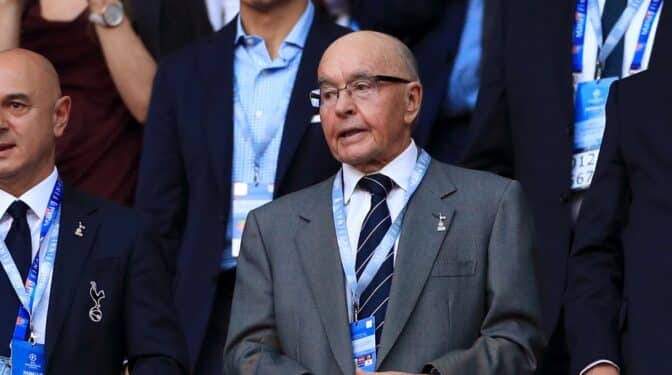 El delito con el que el propietario del Tottenham enriqueció a sus amantes y a sus pilotos privados