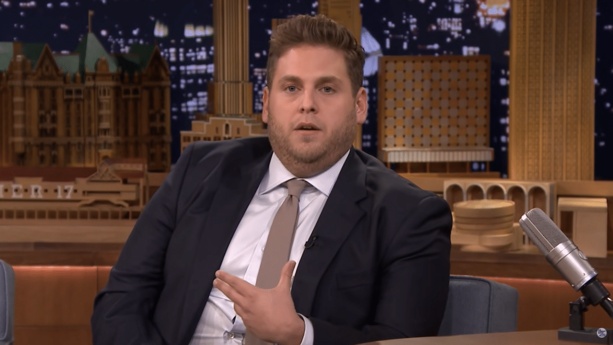 Jonah Hill en el programa de Jimmy Fallon en 2014, cuando tuvo que disculparse por insultar a un fotógrafo