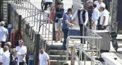 La infanta Elena acompaña al rey emérito en Sanxenxo mientras Felipe navega en Mallorca