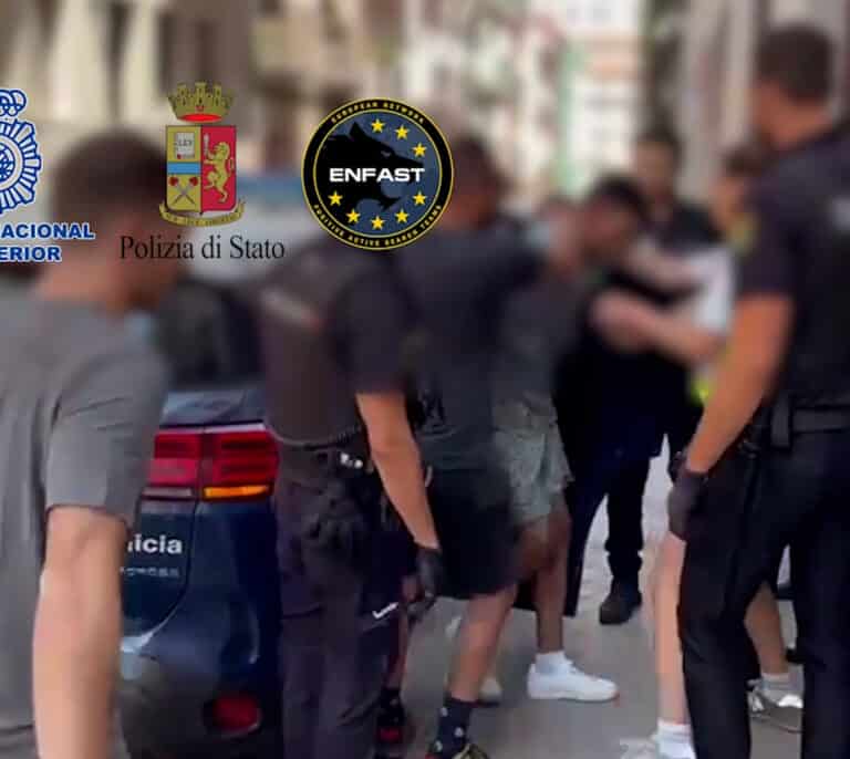 La Policía Nacional detiene en la Gran Vía de Madrid a un fugitivo italiano "extremadamente violento"