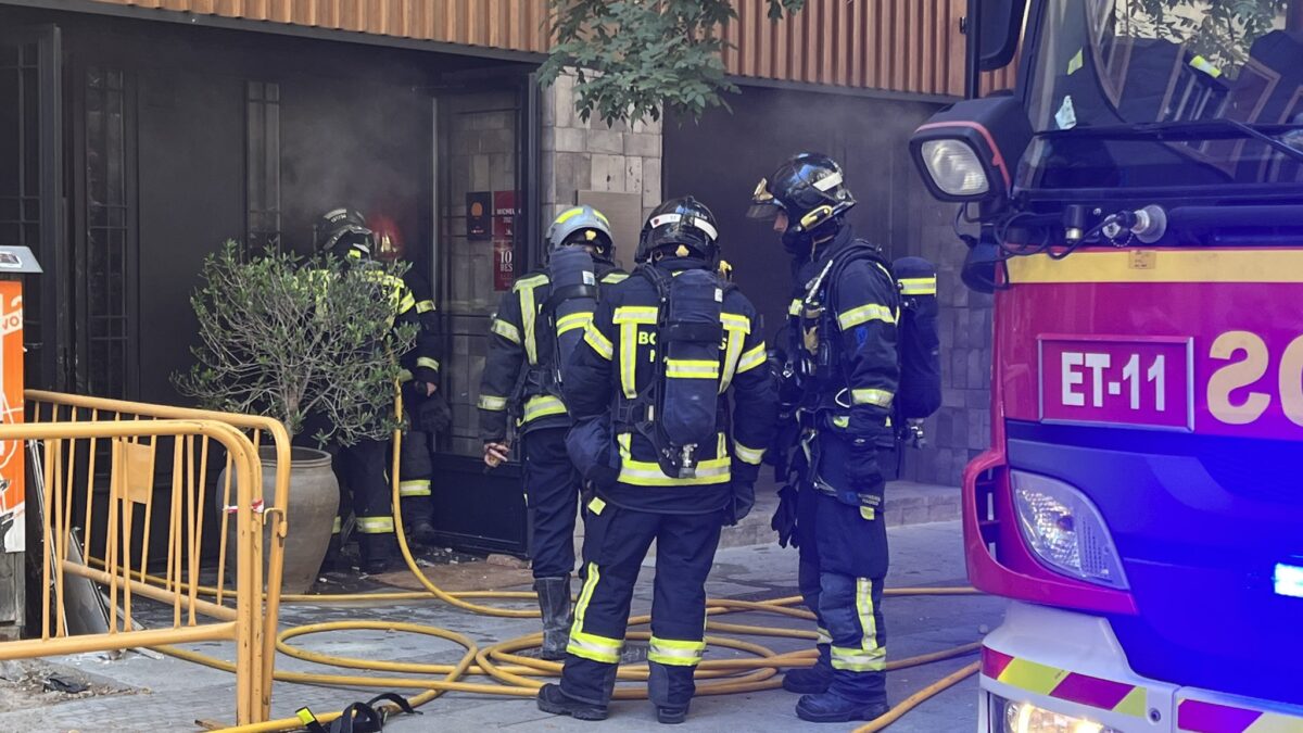 Los bomberos en el incendio del restaurante Lana de Ponzano (Madrid).