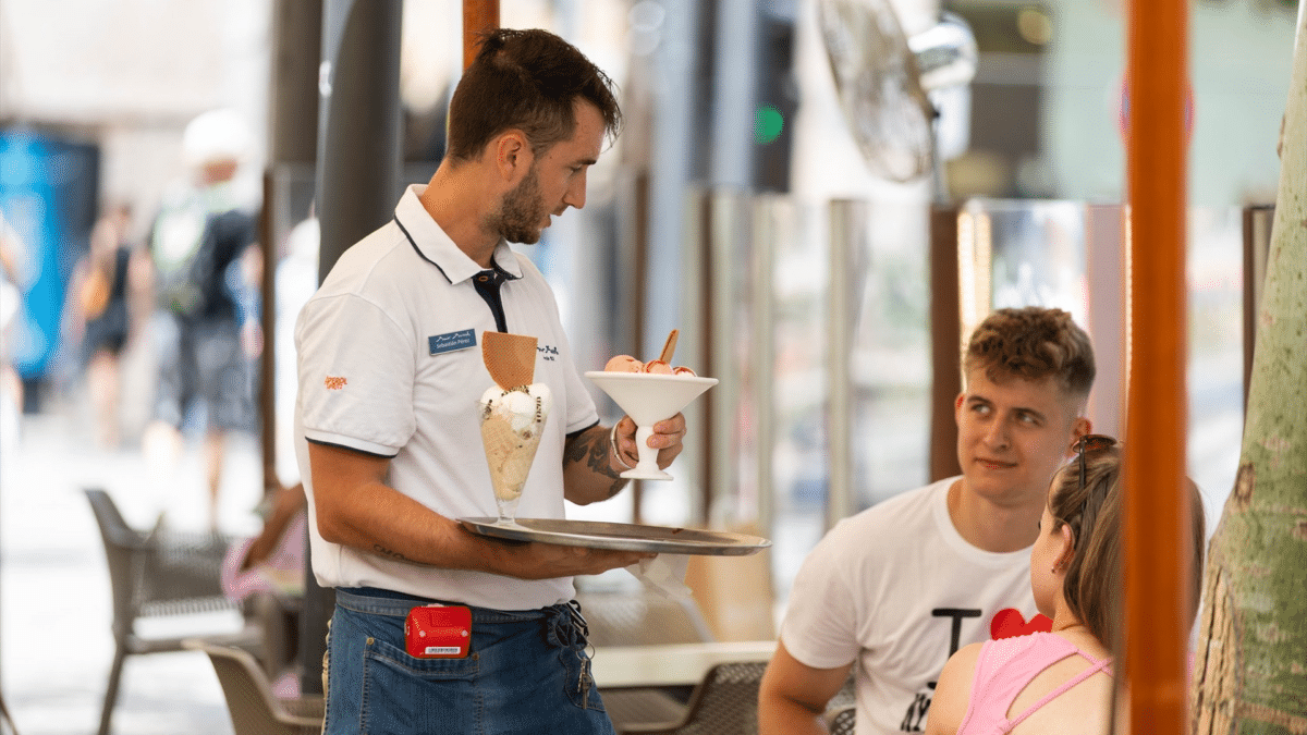 Varias personas en la terraza de un bar, tras aplicar la nueva normativa que regula el trabajo al aire libre durante el calor