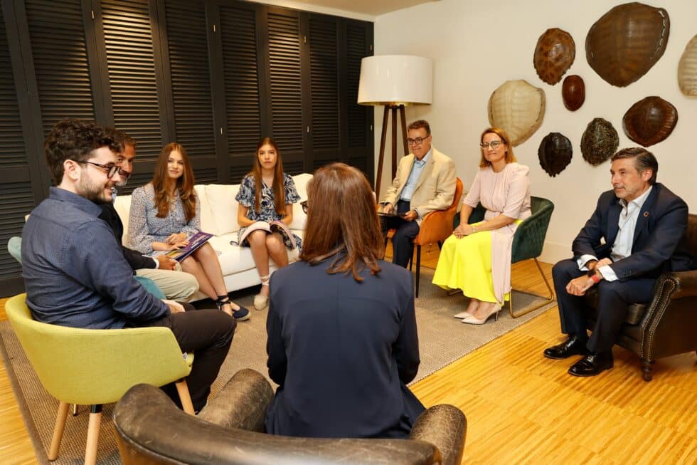 La princesa Leonor y la infanta Sofía asisten a la presentación del estudio “Caminos que convergen. Jóvenes y empresas ante el reto del talento” en Girona