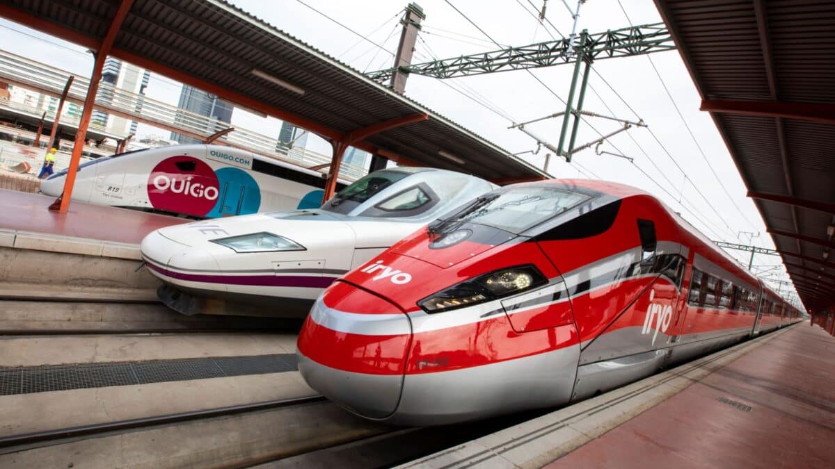 Trenes de Renfe, Iryo y Ouigo en la estación de Chamartín.