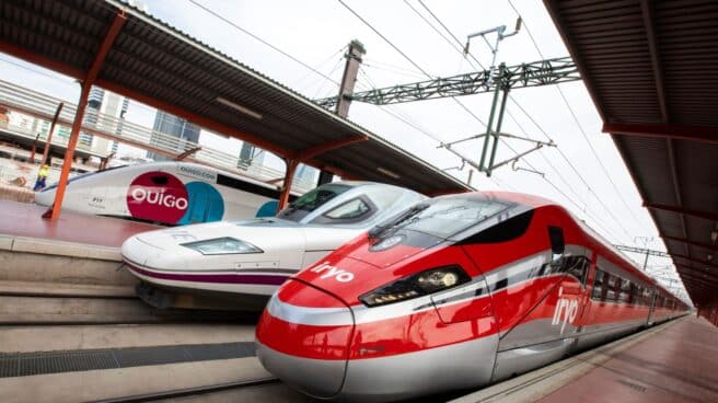 Trenes de Renfe, Iryo y Ouigo en la estación de Chamartín. Trenes de Renfe, Iryo y Ouigo en la estación de Chamartín.