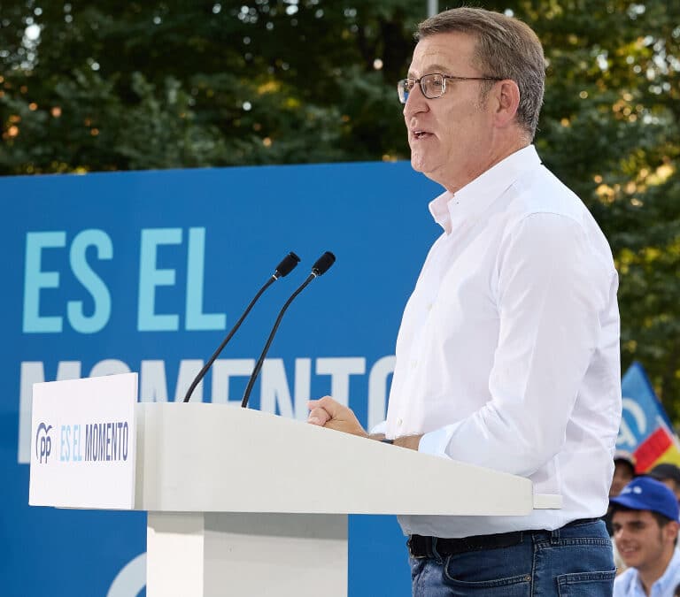 Feijóo salta contra Sánchez por recurrir en campaña a la "basura" de Marcial Dorado