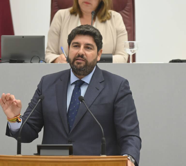 Vox vuelve a votar en contra y hace fracasar la investidura de López Miras en Murcia