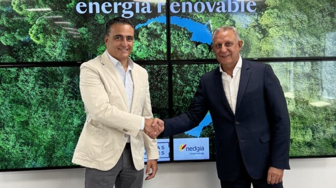 Los Directores de Operaciones de AEDAS Homes y Nedgia, Luis García Malo de Molina y Vicente Gramuntell, tras la firma del acuerdo entre ambas compañías.
