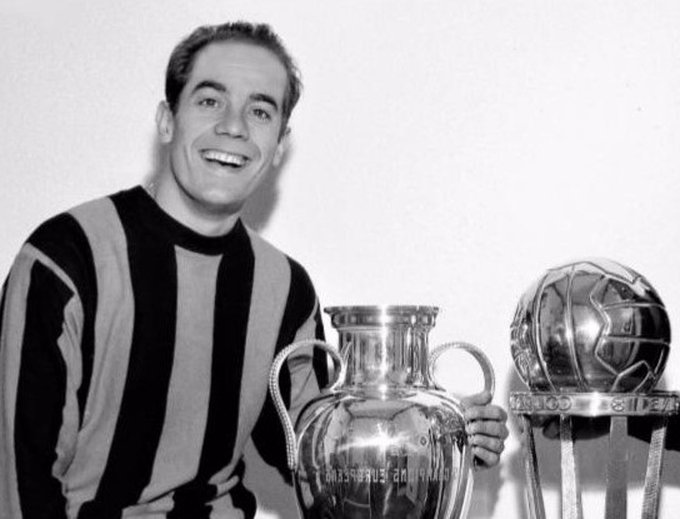 Luis Suárez, junto a sus trofeos con la camiseta del Inter de Milán.