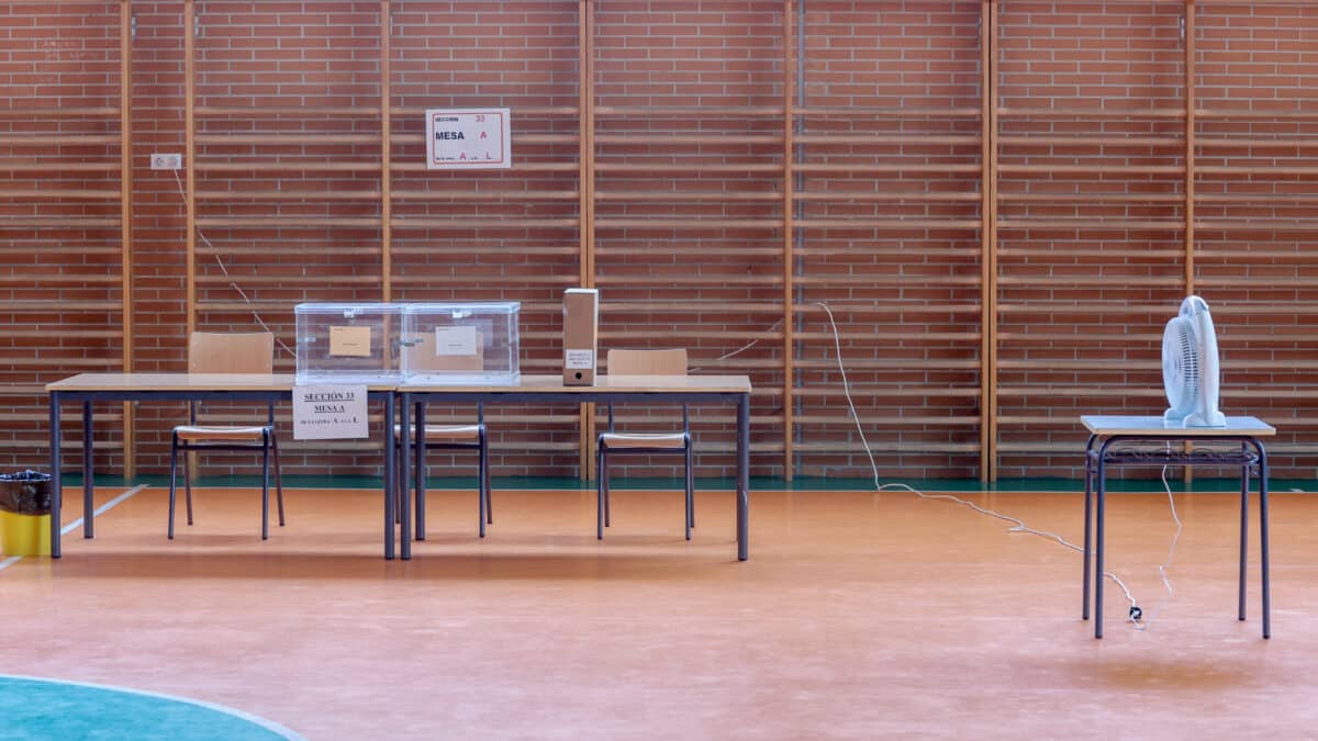 Mesa electoral del CEIP Emperador Carlos V de Getafe que este año actúa como colegio electoral para las elecciones generales 23J