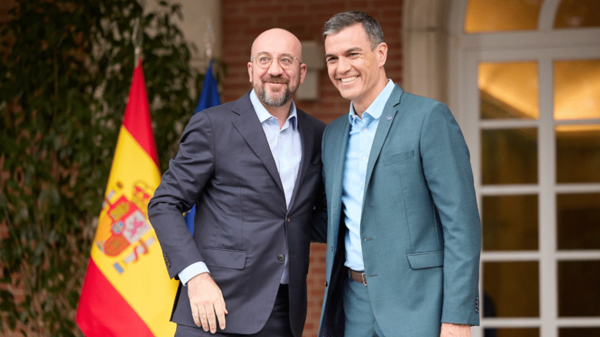 El presidente del Consejo de Europa, Charles Michel, y el presidente del Gobierno español, Pedro Sánchez, este domingo en el Palacio de la Moncloa.