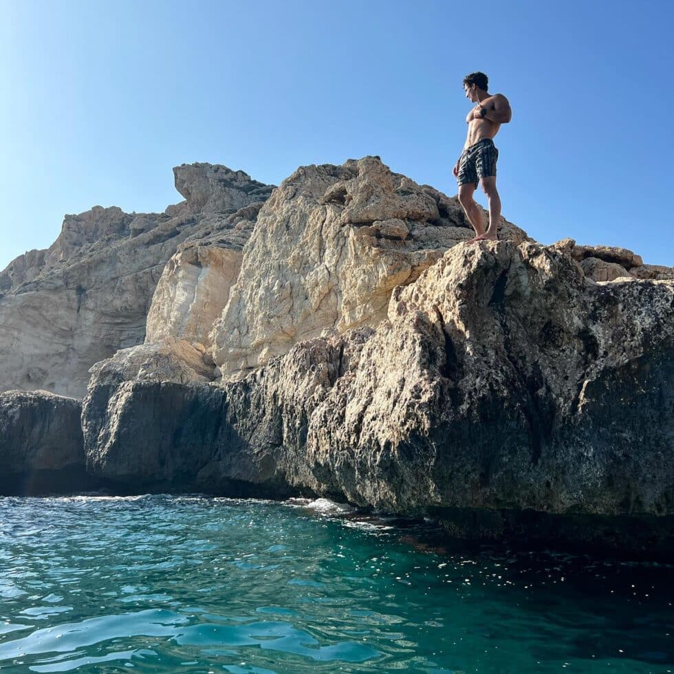 Miguel Herrán en una foto que ha compartido Celia Pedraza de su último verano antes de ser padres, en Ibiza