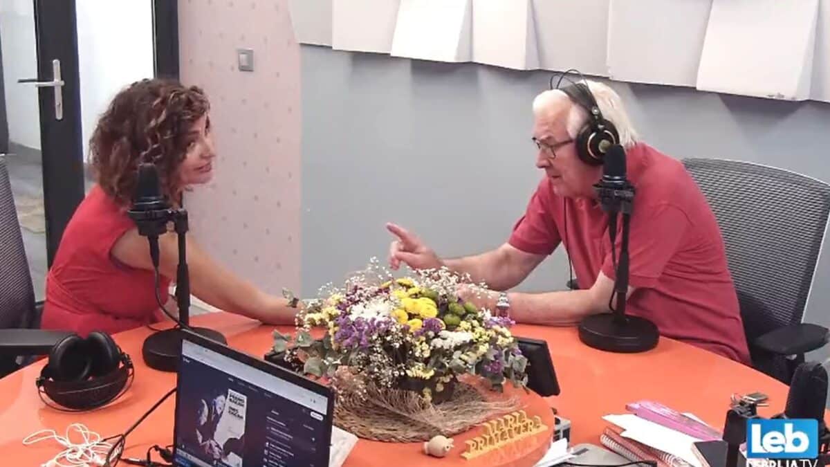 Leen la mano a a ministra de Hacienda María Jesús Montero en un programa de Lebrija TV
