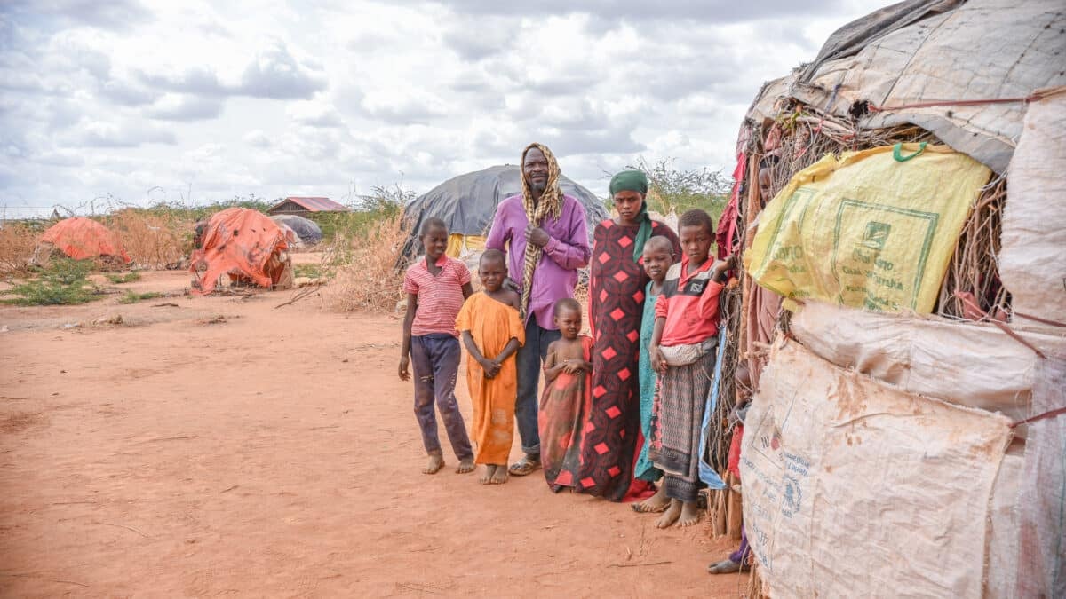 Borow Ali Khamis, de 50 años, posa junto a su familia en el campo de refugiados de Dagahaley.