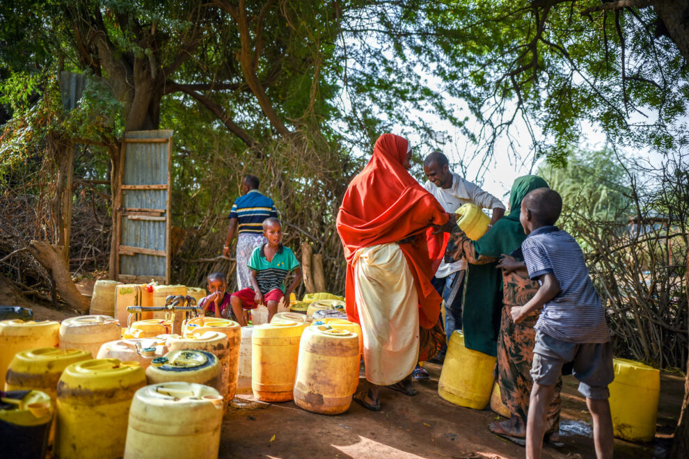 Refugiados recogen agua en un punto del campamento de refugiados de Dadaab (Kenia).