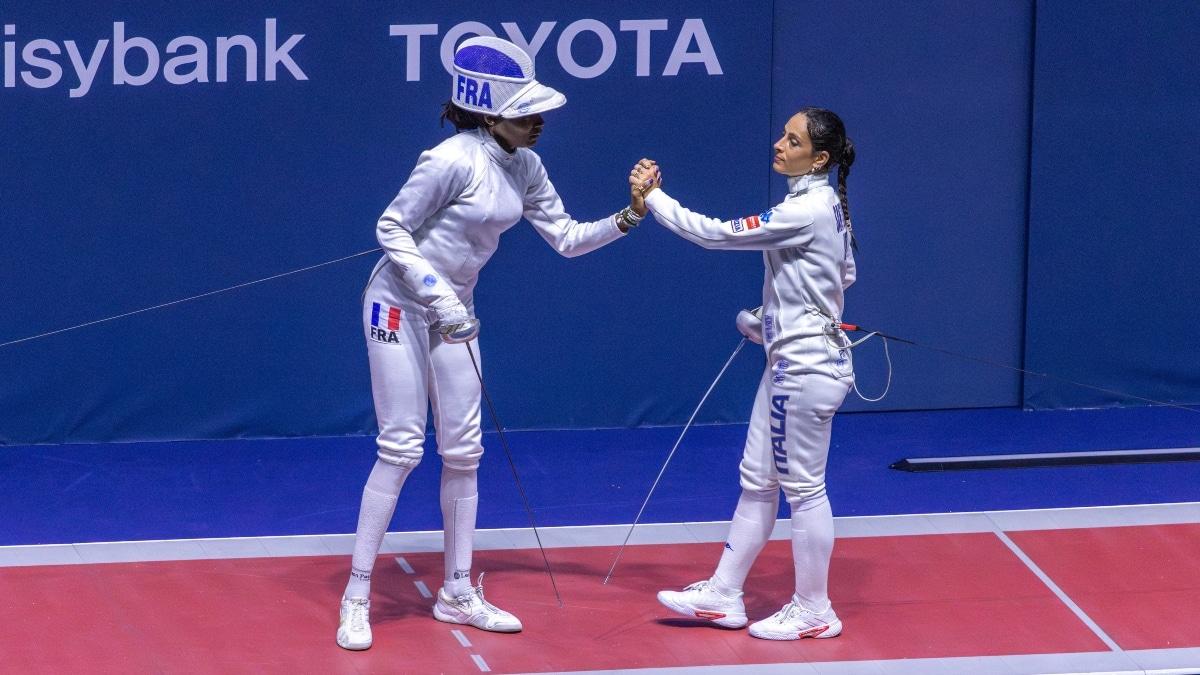 Dos deportistas se saludan en el Mundial de Esgrima