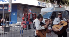 Mariachis cantan un narcocorrido sobre Feijóo y Marcial Dorado frente a la sede del PP