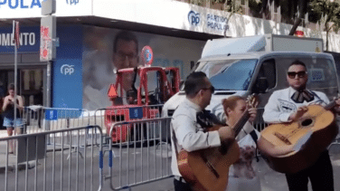 Mariachis cantan un narcocorrido sobre Feijóo y Marcial Dorado frente a la sede del PP