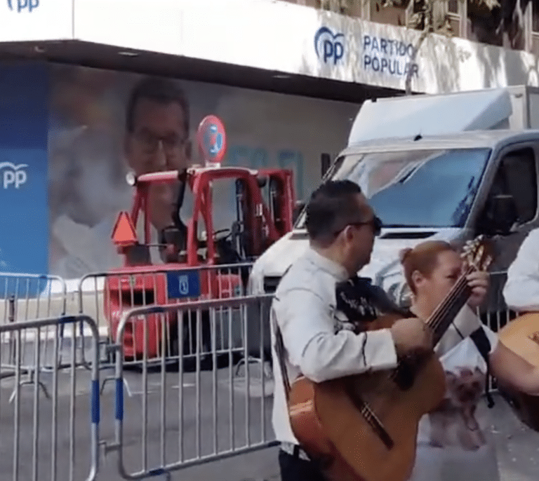 Mariachis cantan un narcocorrido sobre Feijóo y Marcial Dorado frente a la sede del PP