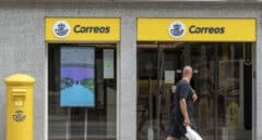 Se derrumba parte del techo de una oficina de Correos en Madrid