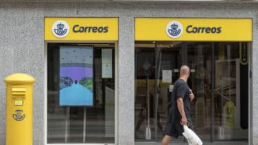 Se derrumba parte del techo de una oficina de Correos en Madrid