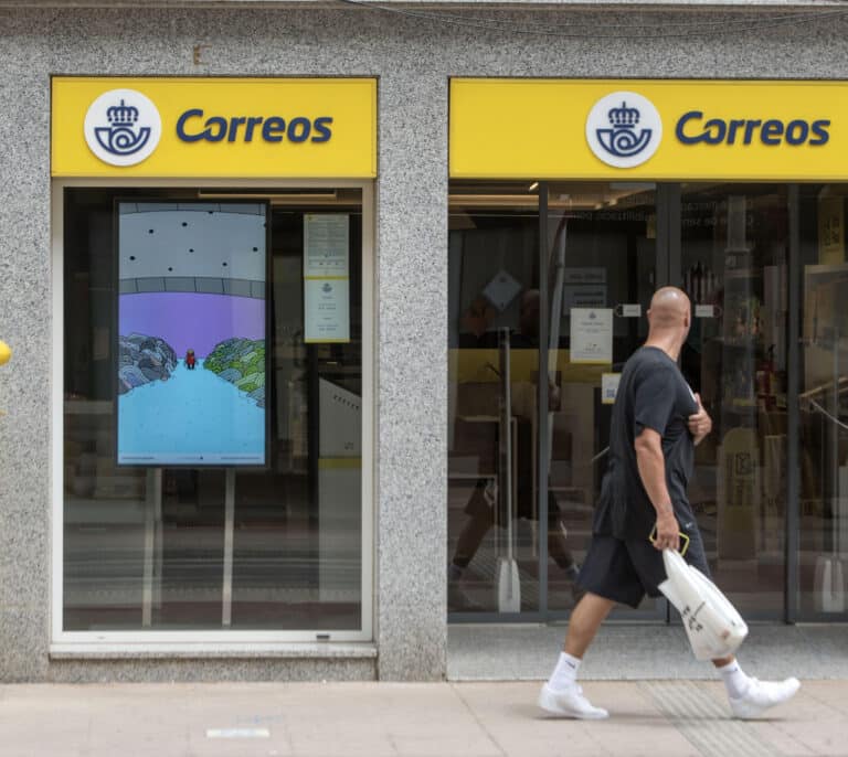 Se derrumba parte del techo de una oficina de Correos en Madrid