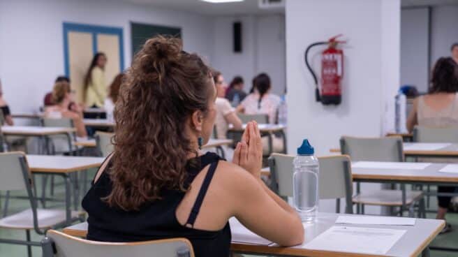 Oposiciones AGE funcionarios Opositora espera el comienzo de la prueba en Sevilla.