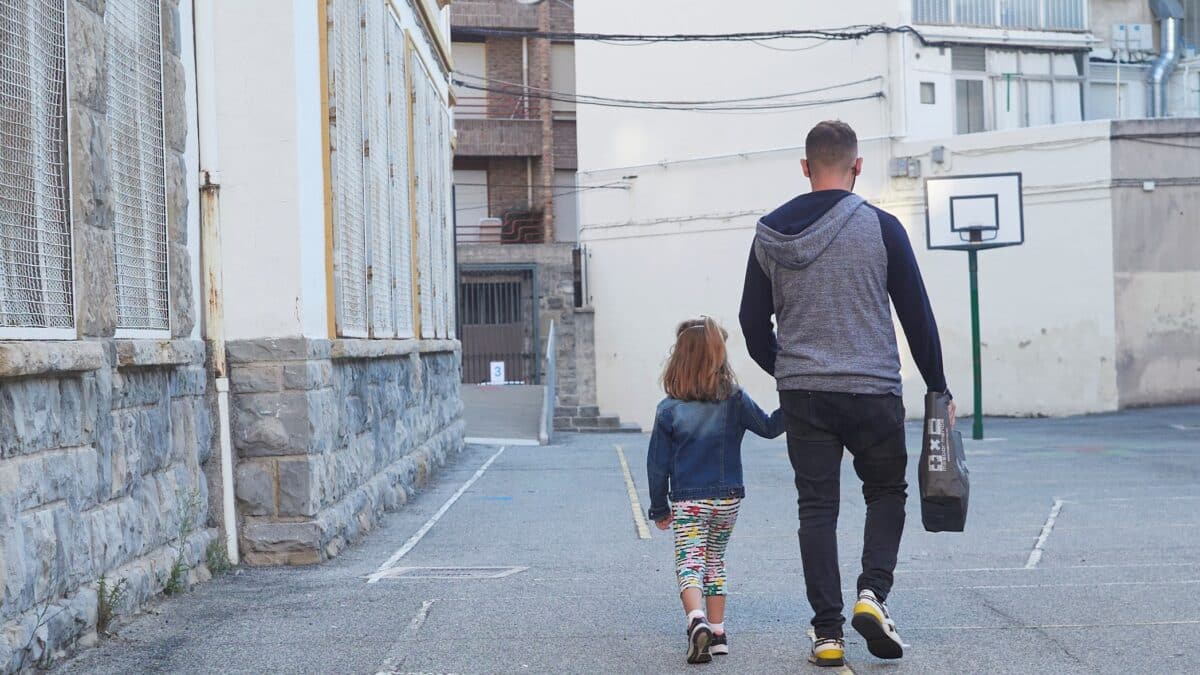 Un padre lleva a su hija al Colegio Público Víctor Pradera en Pamplona, Navarra.