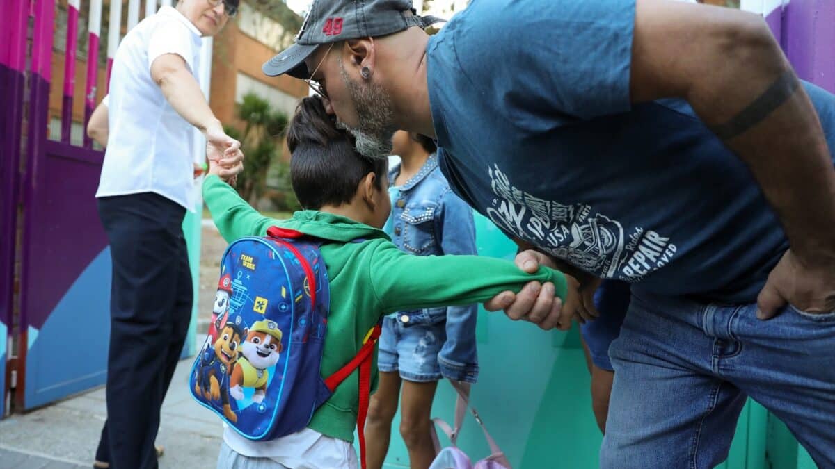 Un padre se despide de su hijo a las puertas de un colegio de Madrid.