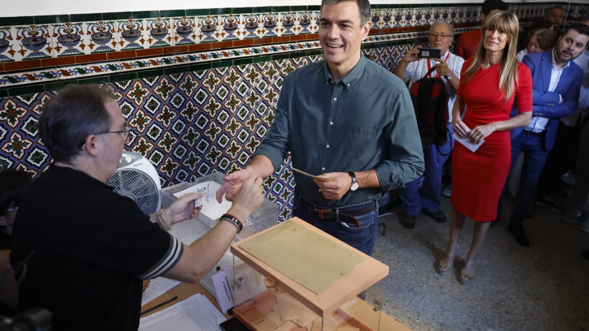 El presidente del Gobierno y candidato socialista a la reelección, Pedro Sánchez (c), ejerce su derecho al voto acompañado de su mujer Begoña Gómez (d) en un colegio electoral de Madrid, este domingo.
