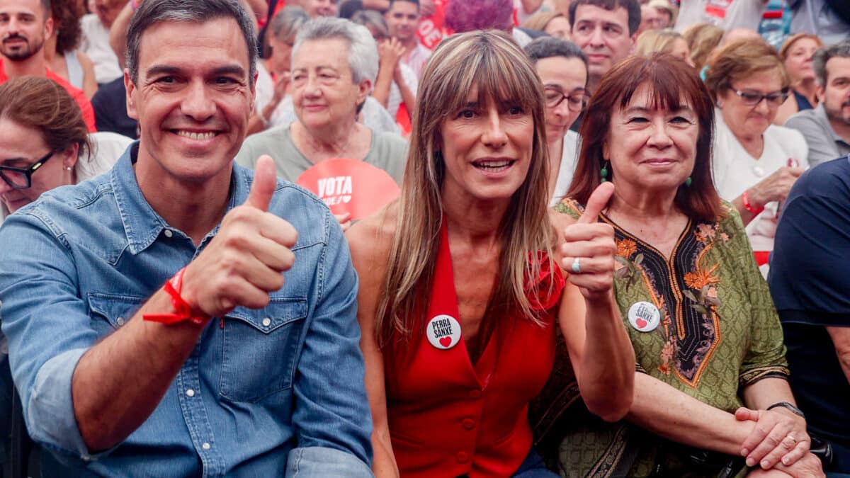 Pedro Sánchez, y su mujer, Begoña Gómez, durante el acto de cierre de campaña del PSOE.