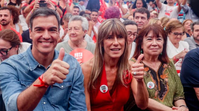 Pedro Sánchez, y su mujer, Begoña Gómez, durante el acto de cierre de campaña del PSOE.