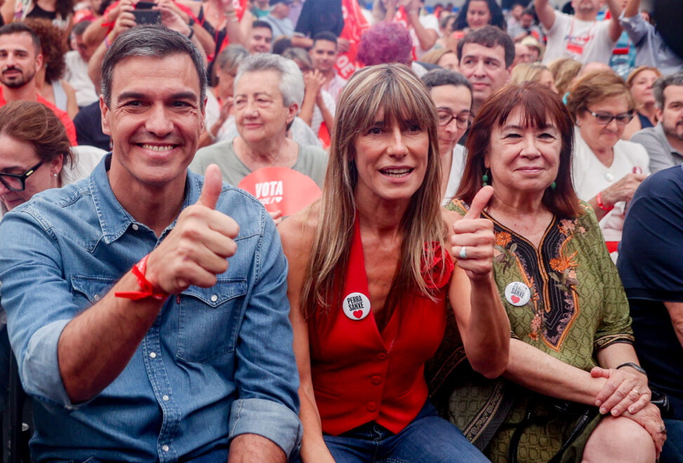 edro Sánchez, y su mujer, Begoña Gómez, durante el acto de cierre de campaña del PSOE.