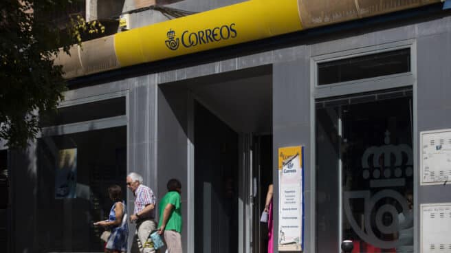 Casi 500.000 españoles no podrán votar por correo tras no ser localizados por Correos Una persona entra en una oficina de correos.
