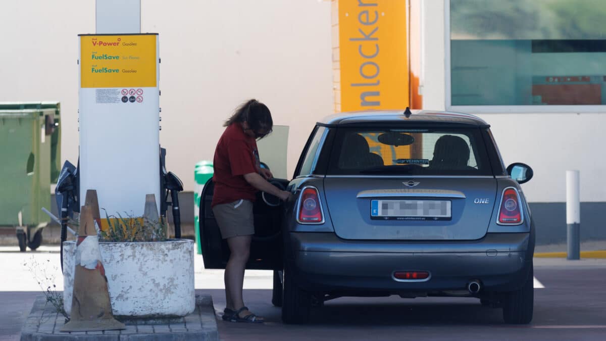 Una persona reposta en una gasolinera.